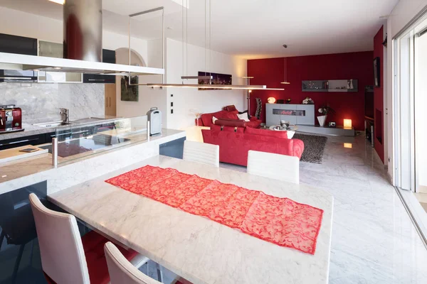 Cozinha moderna com ilha, mesa de mármore e cadeiras de couro — Fotografia de Stock