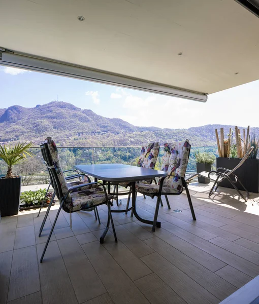 Terraza con vistas al lago de Lugano —  Fotos de Stock