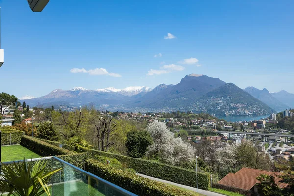 Taras z widokiem na jezioro Lugano — Zdjęcie stockowe