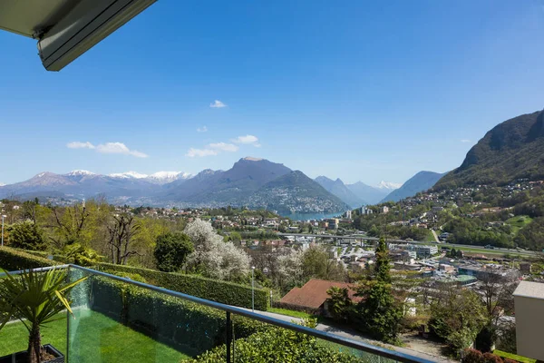 Terraço com vista para o lago de Lugano — Fotografia de Stock