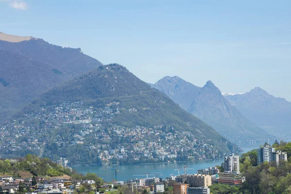 Uitzicht over de heuvels en het meer — Stockfoto