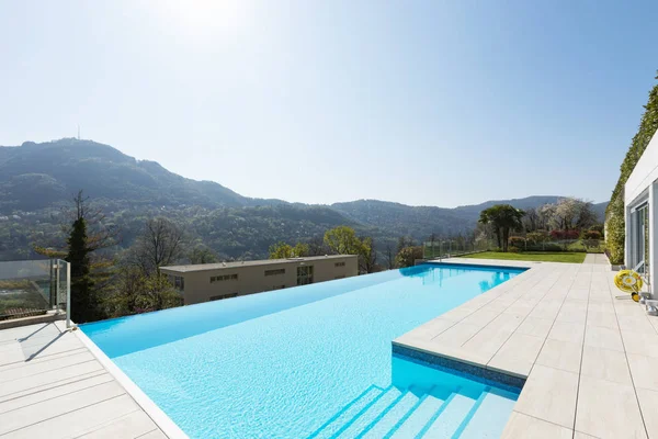 Exterior do edifício com piscina com vista para as colinas — Fotografia de Stock