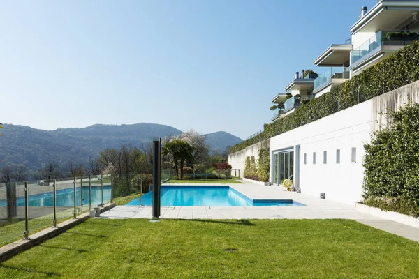 Exterior do edifício com piscina com vista para as colinas — Fotografia de Stock