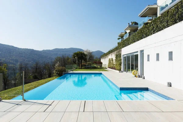 Exterior do edifício com piscina com vista para as colinas — Fotografia de Stock