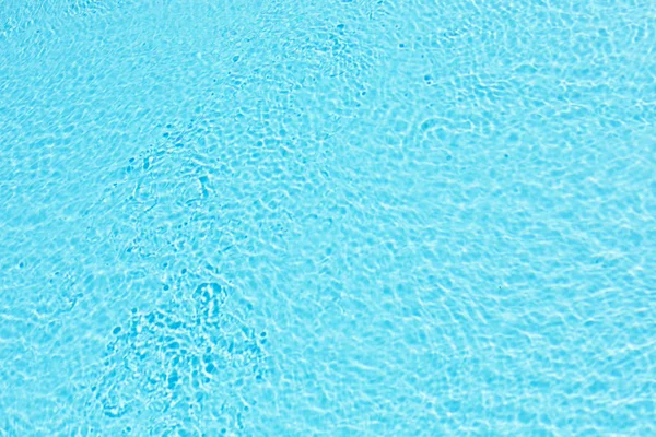 Extérieur du bâtiment avec piscine donnant sur les collines — Photo