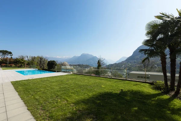 Exterior do edifício com piscina com vista para as colinas — Fotografia de Stock