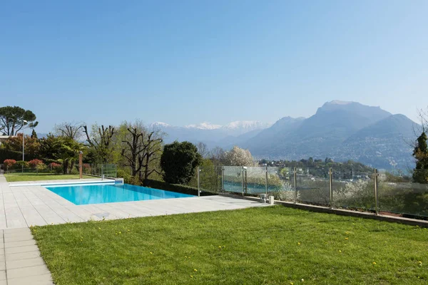 Exterior of building with swimming pool overlooking the hills — Stock Photo, Image