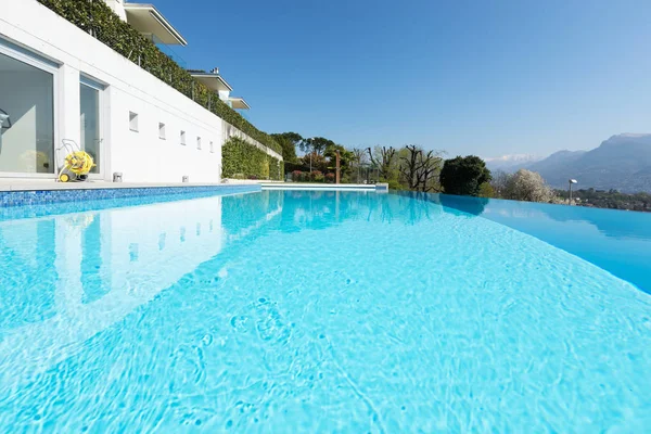 Exterior do edifício com piscina com vista para as colinas — Fotografia de Stock