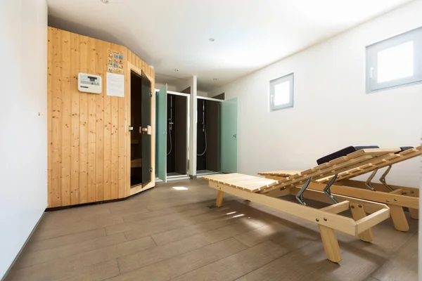 Küçük sağlıklı yaşam alanında sauna, şezlong ve duş — Stok fotoğraf