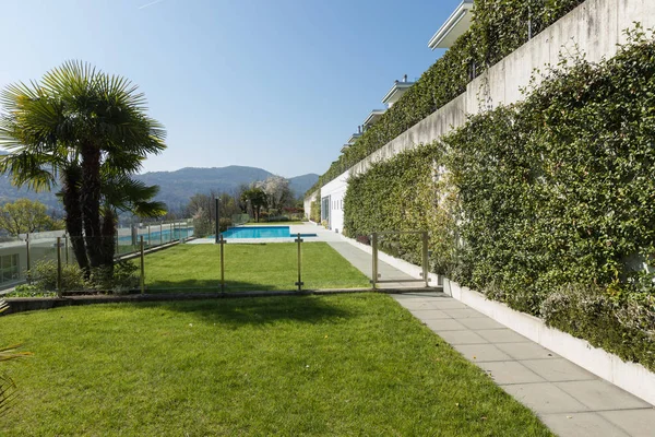 Exterior do edifício com piscina com vista para as colinas — Fotografia de Stock