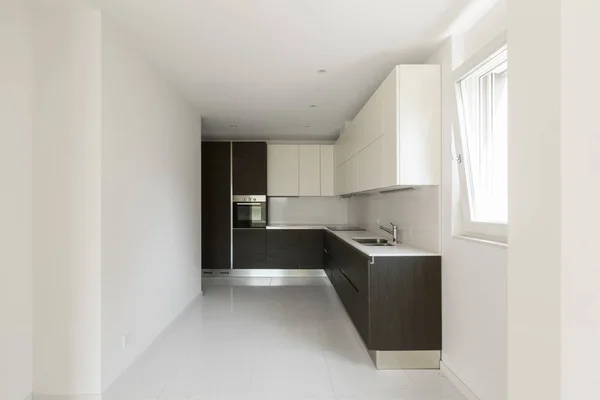 Cucina minimale scura in un appartamento moderno — Foto Stock