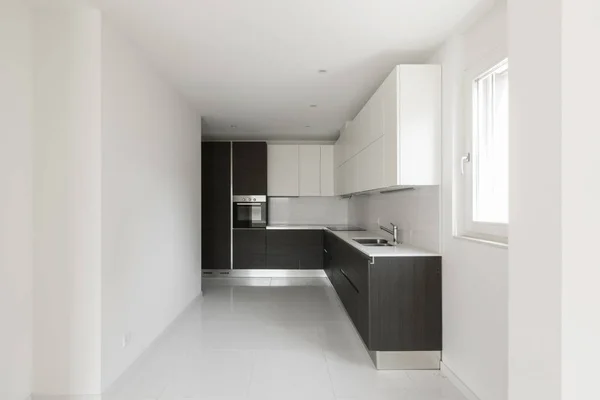 Donkere minimale keuken in een modern appartement — Stockfoto