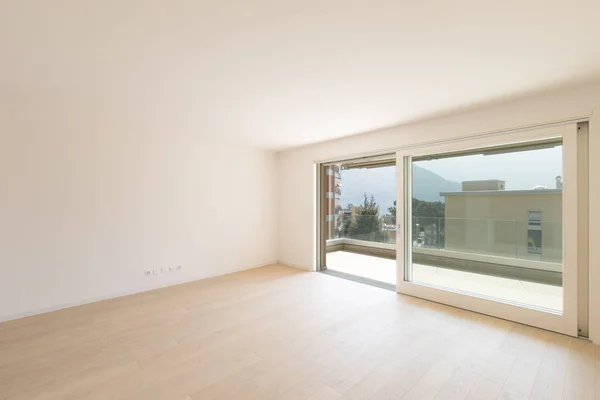 Quarto branco vazio com grande janela com vista . — Fotografia de Stock