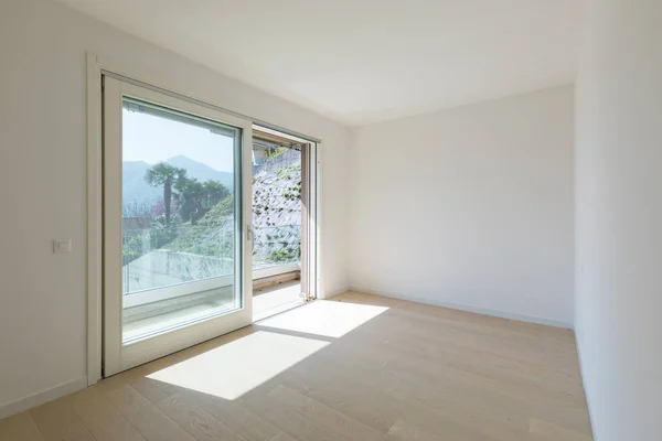 Habitación blanca vacía con ventana grande con vistas . —  Fotos de Stock