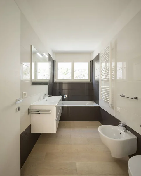 Bagno moderno con grandi piastrelle scure — Foto Stock