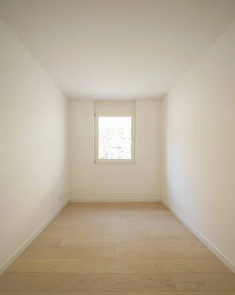 Framifrån av ett vitt rum med parkettgolv — Stockfoto