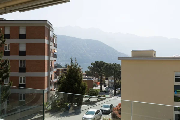 Modern binanın dış. Terasından görüntülemek