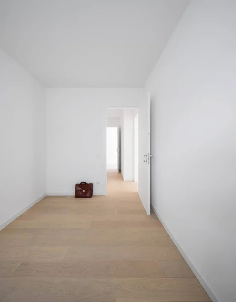 Vue de face d'une chambre blanche avec parquet — Photo