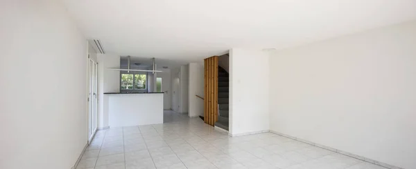 Espaço aberto com grande sala de estar e cozinha — Fotografia de Stock