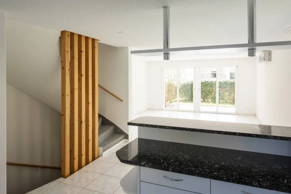 Open ruimte met grote woonkamer en keuken — Stockfoto