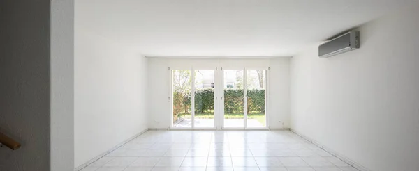 Velká okna s výhledem do zahrady v zcela prázdné místnosti — Stock fotografie