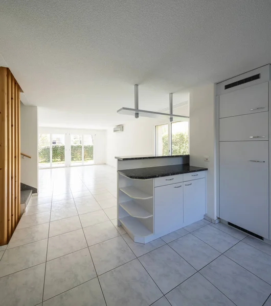 Open ruimte met grote woonkamer en keuken — Stockfoto