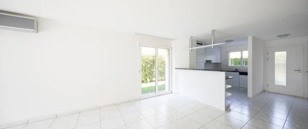 Espaço aberto com grande sala de estar e cozinha — Fotografia de Stock