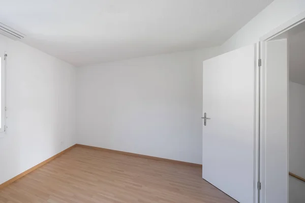 Lege kamer met parket en raam — Stockfoto