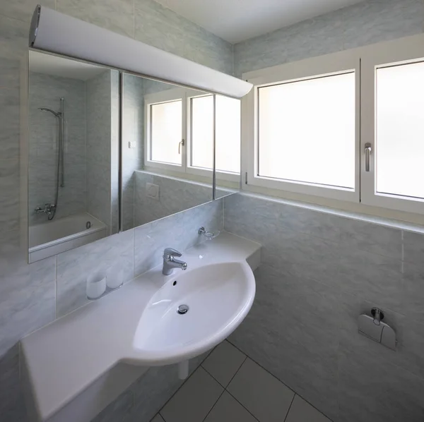 Ванная комната с большой плиткой, ретро стиль — стоковое фото