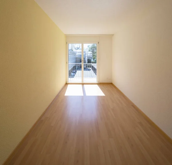 Chambre vide avec parquet et fenêtre — Photo