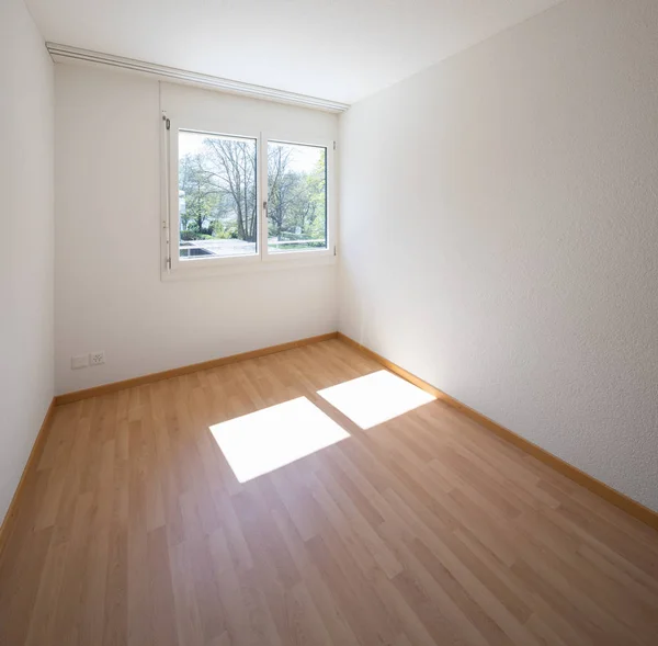 寄木細工の床と窓と空の部屋 — ストック写真