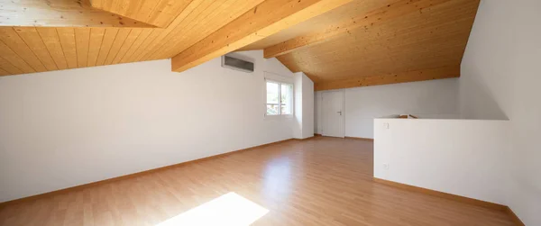 Ático grande con suelos de madera y vigas a la vista —  Fotos de Stock