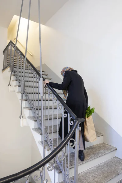 Old lady returns home after food shopping — Stock Photo, Image