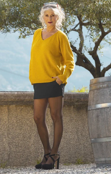 Retrato de mujer atractiva y sonriente con suéter amarillo, bl —  Fotos de Stock