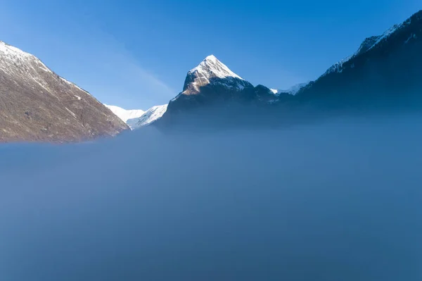 山頂下に霧のある雪山 — ストック写真