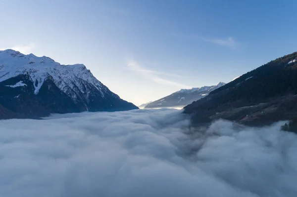 雪山顶上，雾气弥漫 — 图库照片