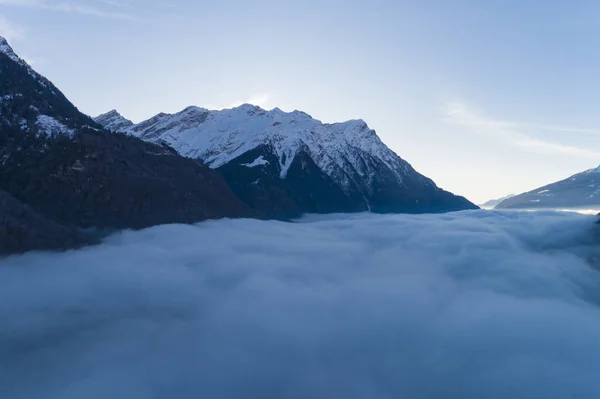 雪山顶上，雾气弥漫 — 图库照片