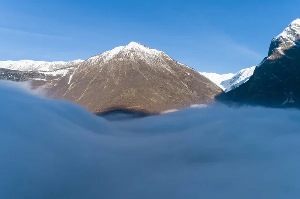 雪山顶上，雾气弥漫 — 图库照片
