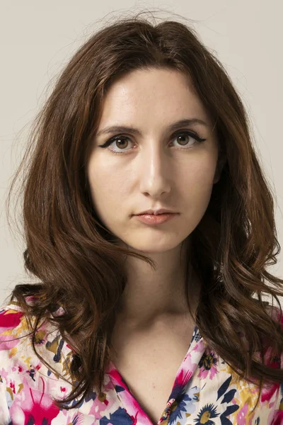Retrato Mujer Joven Con Pelo Ondulado Largo Ella Mira Directamente — Foto de Stock