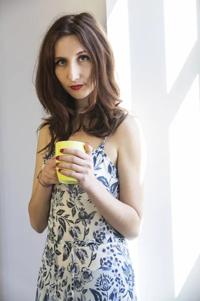 Jeune Fille Regarde Dans Caméra Tenant Une Tasse Café — Photo