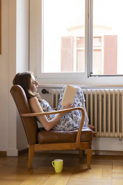 Junges Schönes Mädchen Mit Langem Kleid Sitzt Auf Einem Alten — Stockfoto