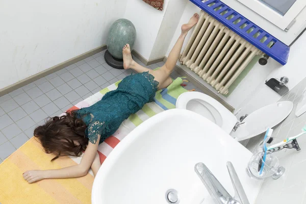 Молодая Женщина Лежит Ванной После Плохого Падения Типичная Ситуация Домашней — стоковое фото