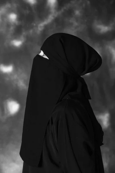 Профиль Мусульманки Смотрящей Вверх Черно Белое Изображение — стоковое фото