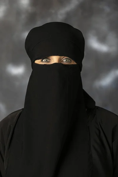 Портрет Мусульманки Закритим Обличчям Фотосесія Відбулася Студії Темному Фоні Красива — стокове фото