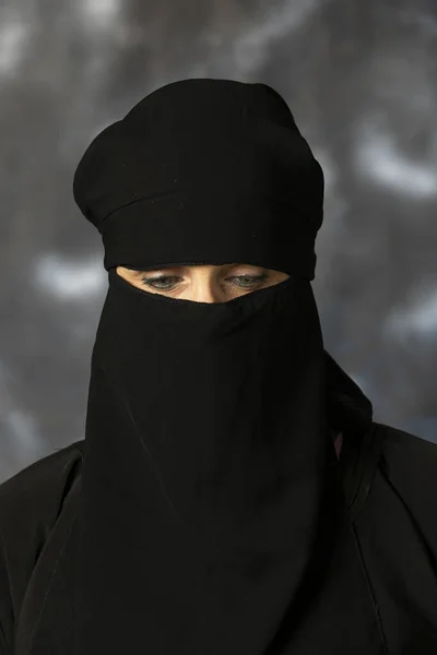 Porträtt Muslimsk Kvinna Med Ansiktet Täckt Fotosessionen Ägde Rum Studion — Stockfoto