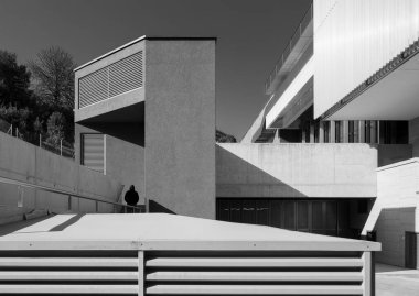 Lugano 'nun banliyölerinde yürüyen bir adam var. Arkadan bu adamı görüyoruz. Kapüşonu var.