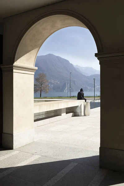 Een Man Zit Muur Kijkt Vanuit Lugano City Naar Het — Stockfoto