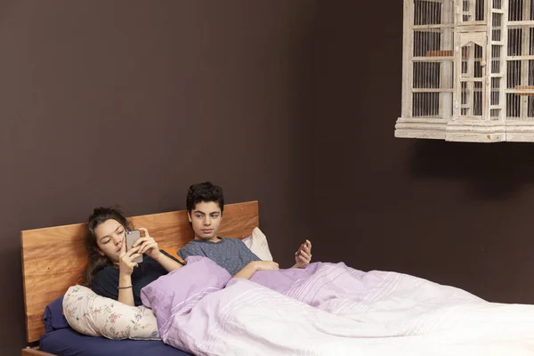 Una Niña Niño Juntos Cama Doble Incluso Están Juntos Todo — Foto de Stock