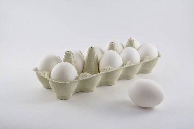Dokuz yumurta bir kutu ve bir dış beyaz.