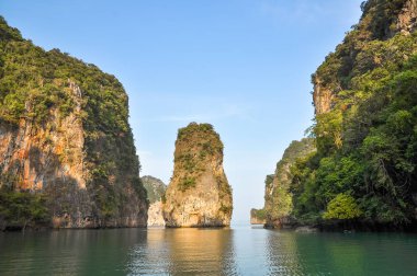 Kayalık ada Phang Nga Körfezindeki, Tayland.